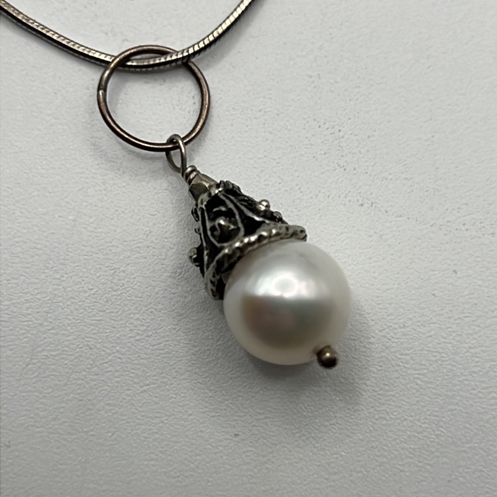 THREE ETRUSCAN LOOK PEARL AND STERLING PENDANTS ON 18” STERLING SNAKE CHAIN - Picture 3 of 8